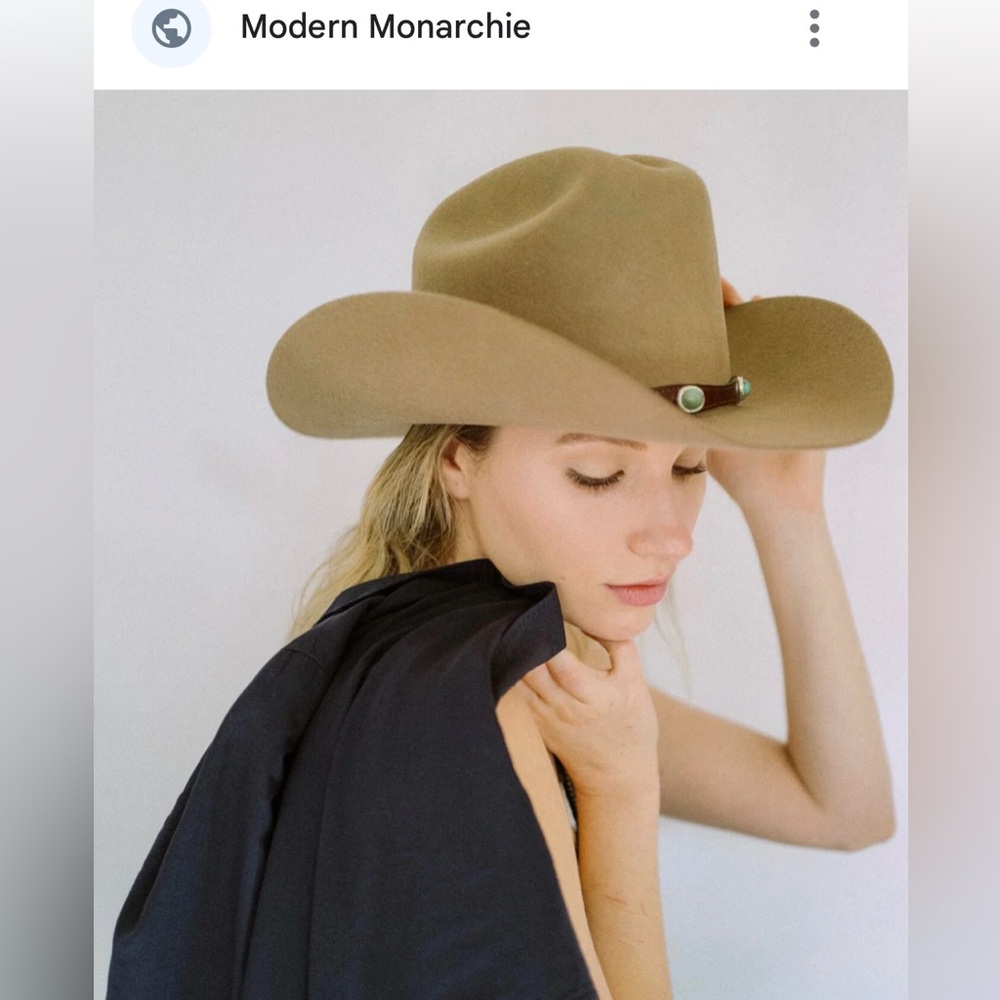 MM
Modern Monarchie Camel 
Cody $650
Honeycomb texan felt hat with trim
Size M/L